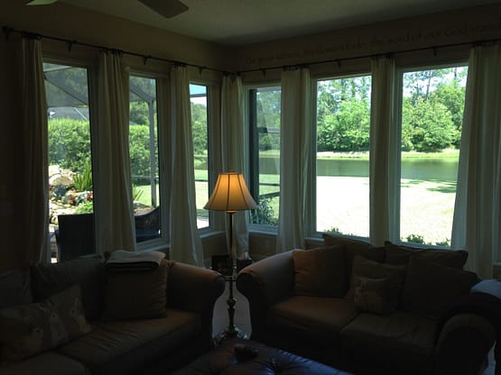 A living room with couches and lamps in it