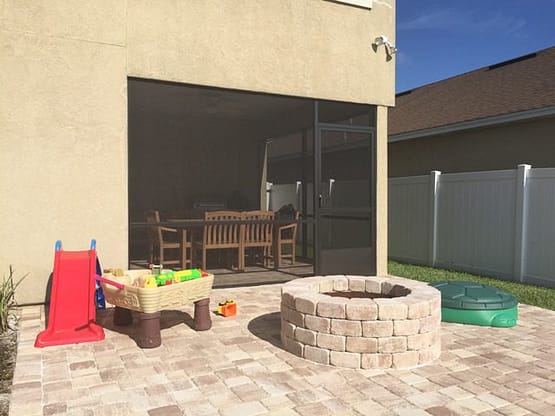A fire pit in the middle of an outdoor patio.